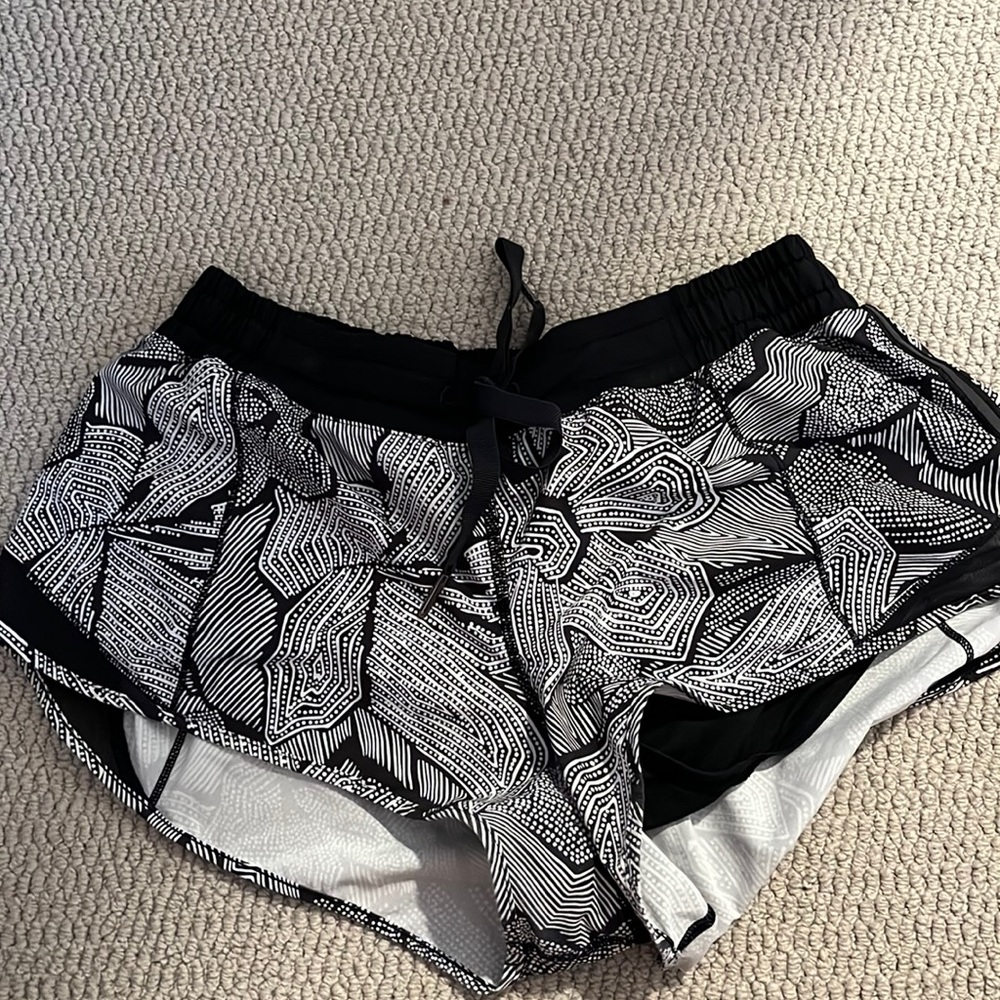 Lululemon hotty hot 2.5” shorts